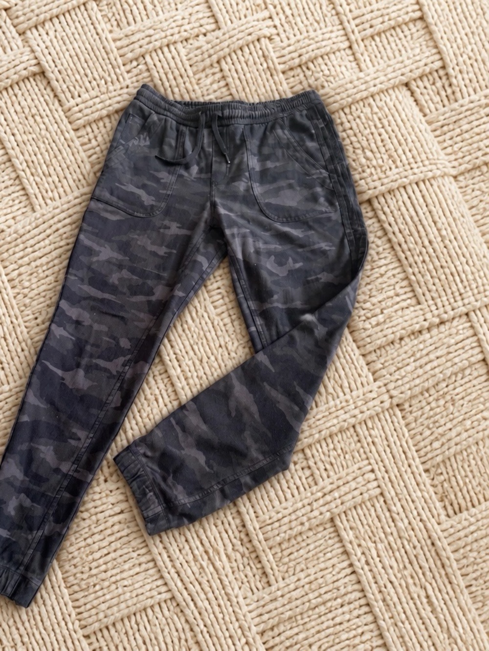Athleta Farallon Camo Jogger Pants
Women’s size 4  Arhletic, Jogging , Fitness,
